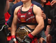 【168直播】张伟丽卫冕UFC女子草量级金腰带，这场“中国德比”没有失败者