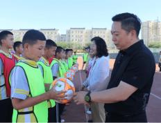 【168直播】福建援疆宁德分指挥部为七所足球特色学校捐赠足球