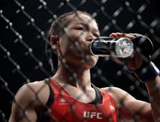 UFC:张伟丽不是最好的草量级选手？UFC大咖：“女小鹰”无愧真正王者