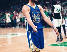 NBA：勇士队121比116战胜火箭队，球员表现一览，库里32分，克莱20分，保罗12