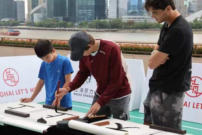 上海大师赛丨“大师浦江行”回归，弗里茨与德米纳尔游外滩学书法