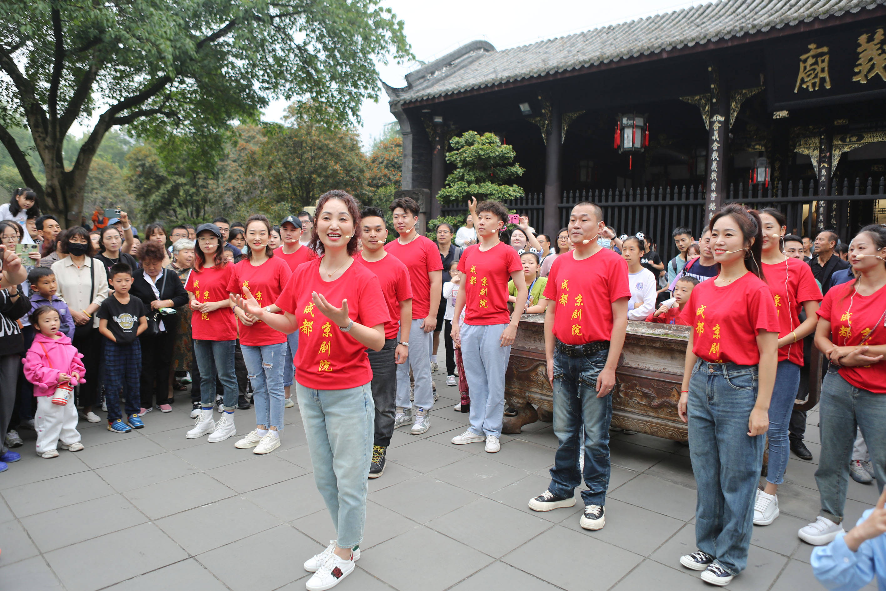 168直播-火爆！中秋国庆假期，超76万人走进武侯祠