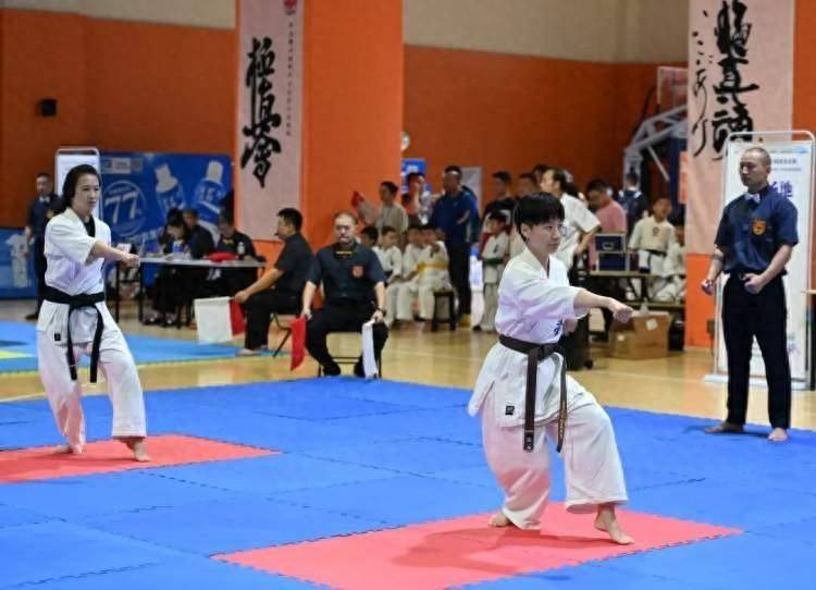 【168直播】冲拳、格挡、侧踢，萌娃白领齐上阵→