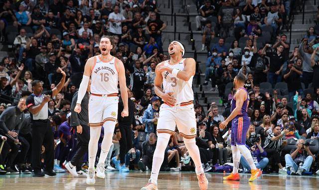 【168直播】NBA：杜兰特、布克独揽65分，马刺险胜太阳