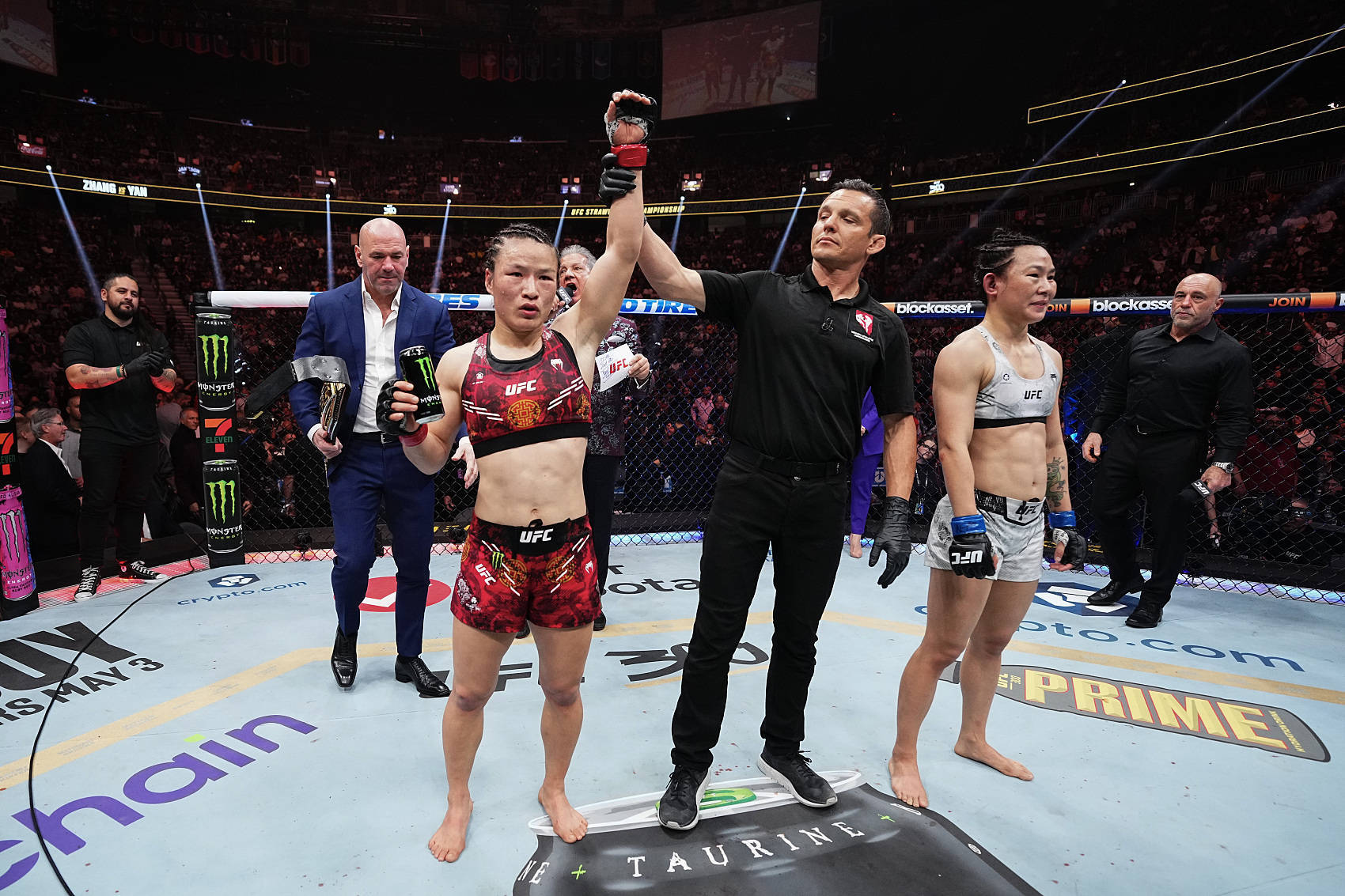 【168直播】UFC上演首次“中国德比”，张伟丽卫冕女子草量级金腰带