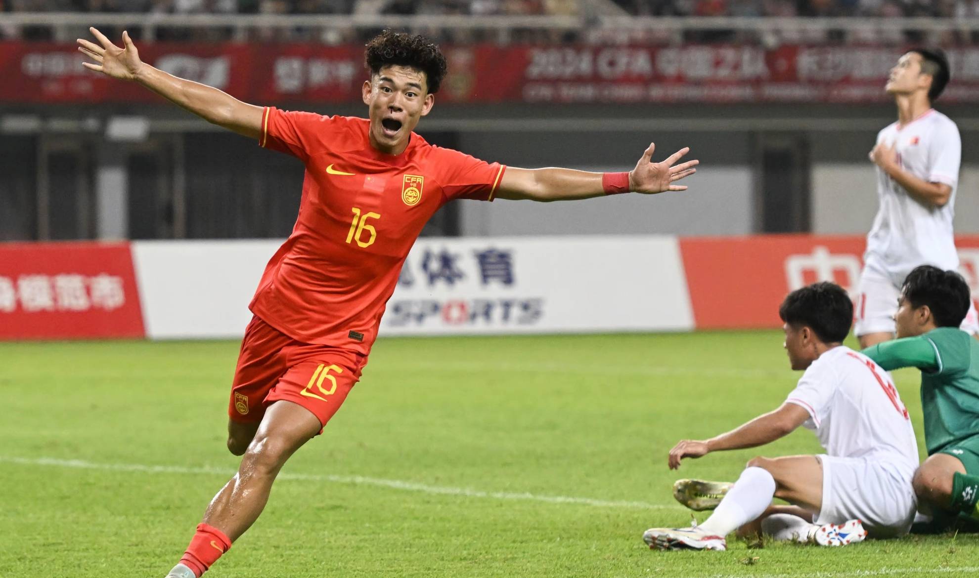 【168直播】2-1！中国男足终于赢了！89分钟绝杀越南，球迷却开心不起来！