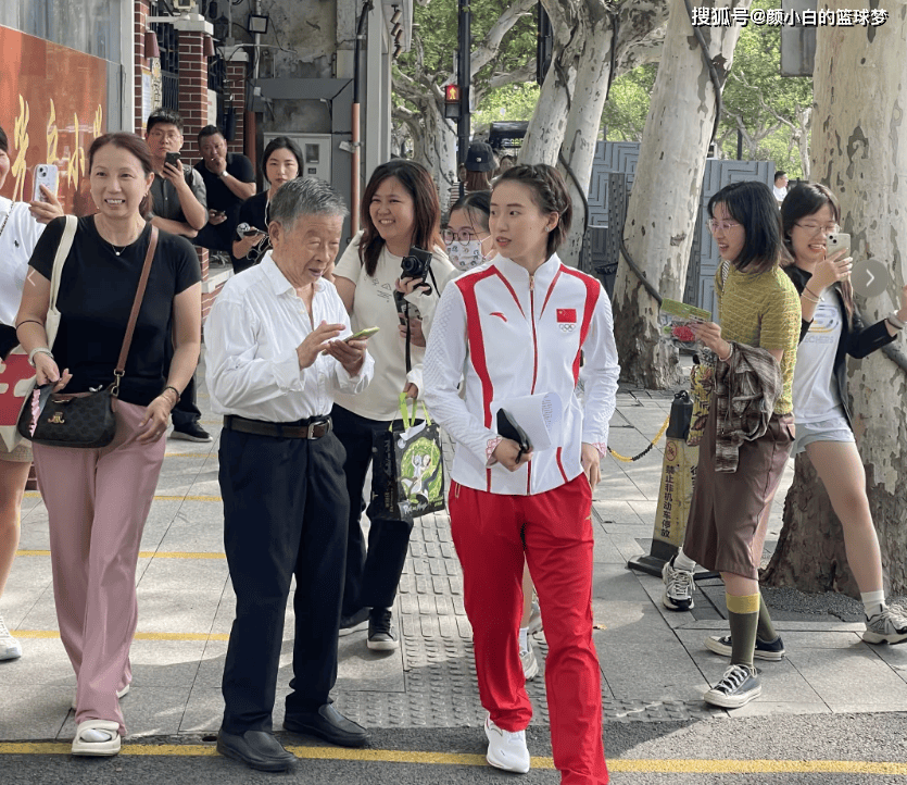 【168直播】陈芋汐回上海启光小学：与吴敏霞一同登台致辞 曝出奥运打封闭针