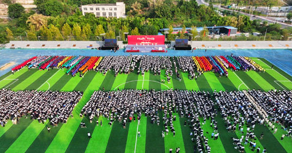 【168直播】西南大学附中开学典礼 奥运冠军送上“定制祝福”